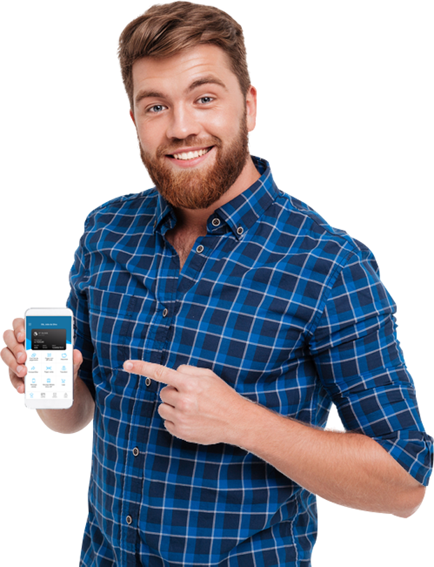 Homem feliz segurando o celular com o aplicativo da JP Bank